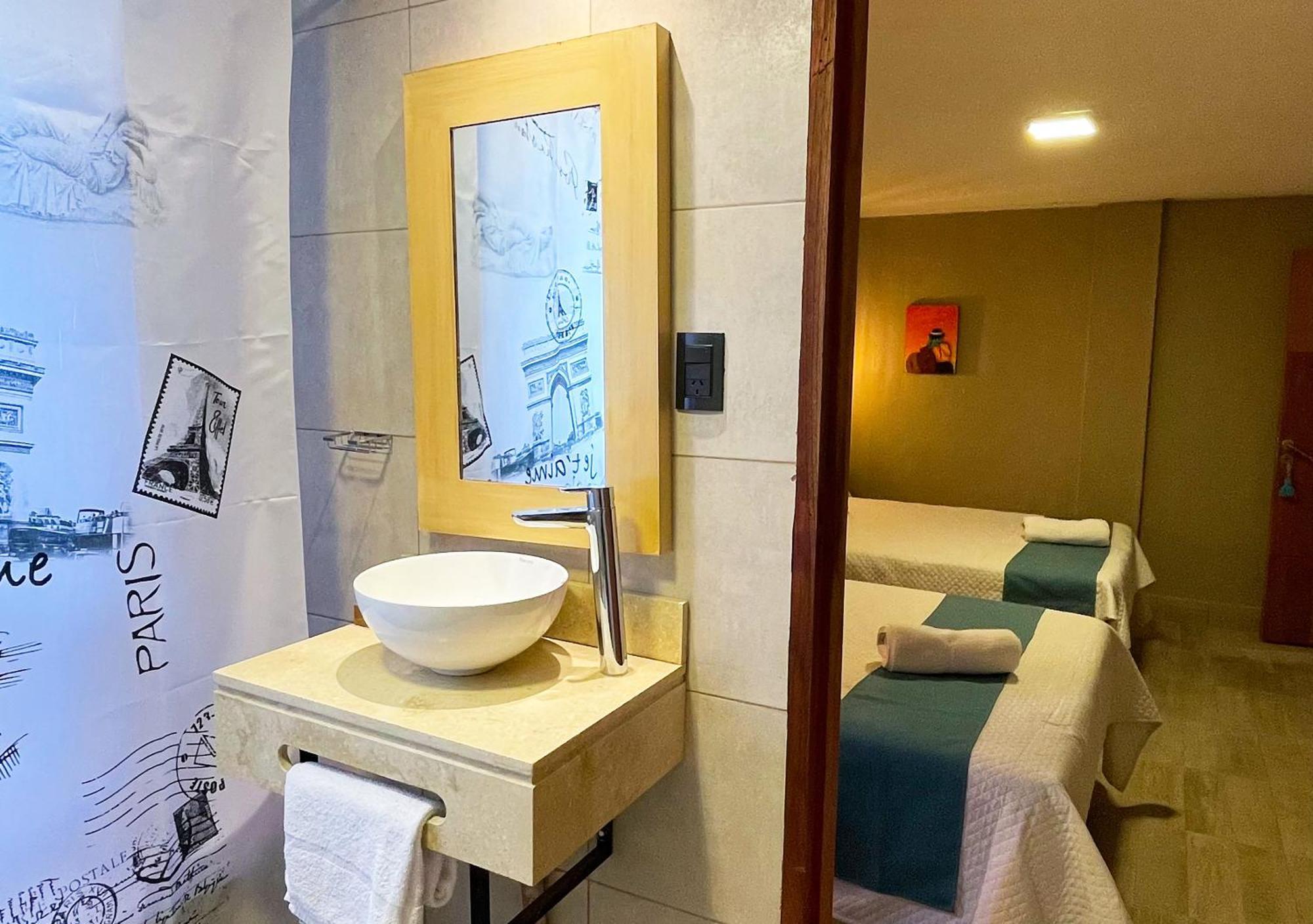 Colonial Hotel